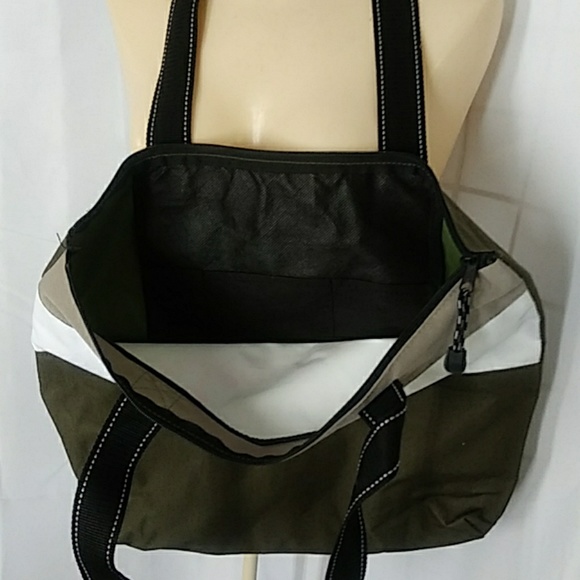 FREE GIFT WITH OF $20 PURCHASE   Large Zipped top tote bag. - Picture 2 of 3